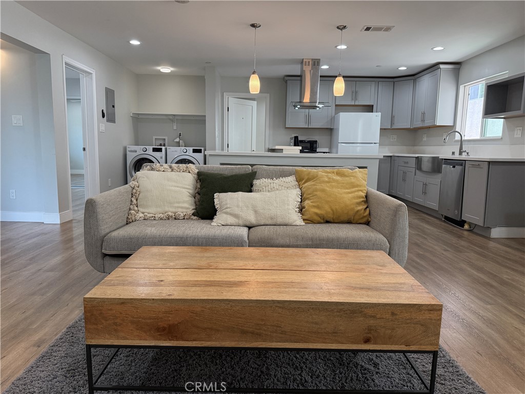 245 Robinson Street 2