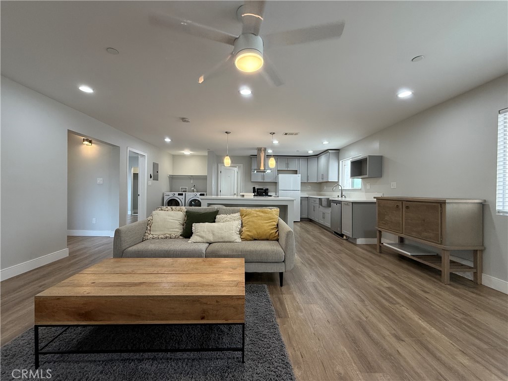 245 Robinson Street 2