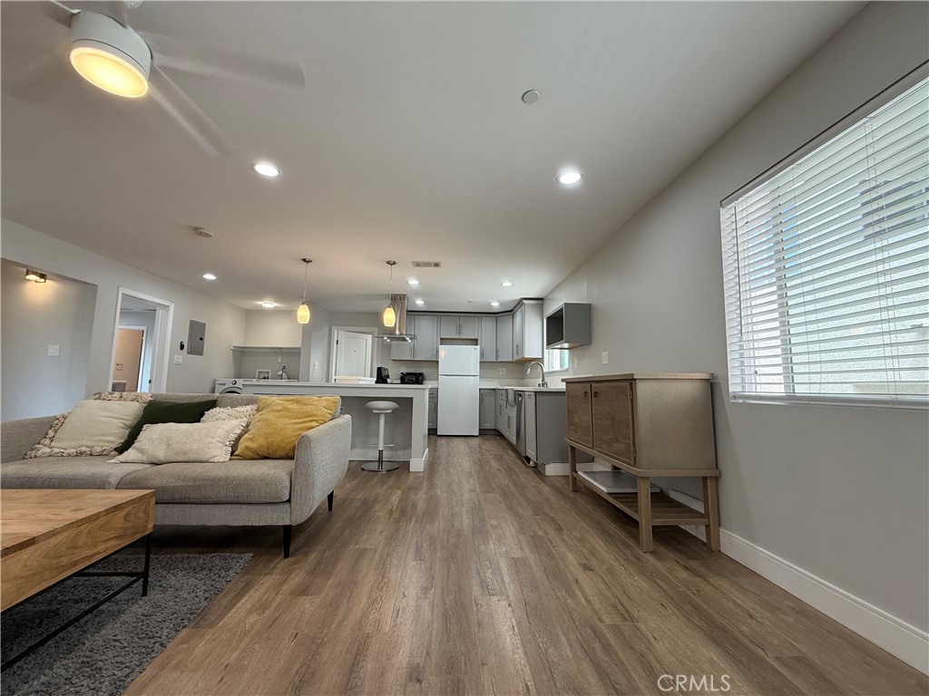 245 Robinson Street 2