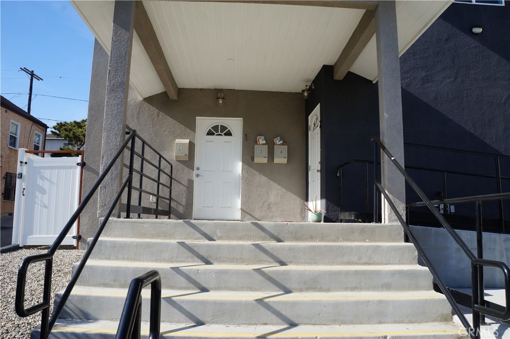 245 Robinson Street 2