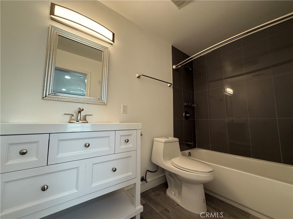 245 Robinson Street 2