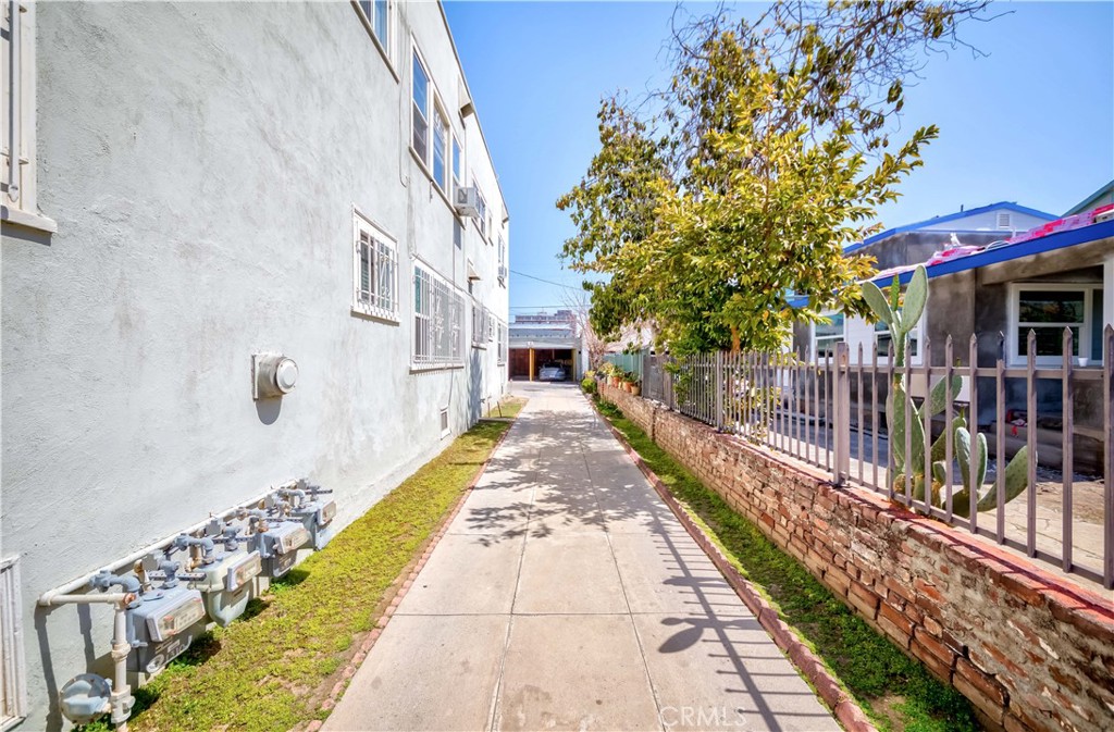 1308 1/2 S Van Ness Avenue