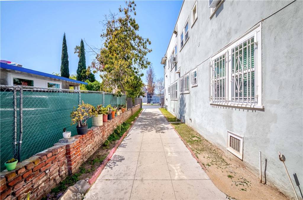 1308 1/2 S Van Ness Avenue