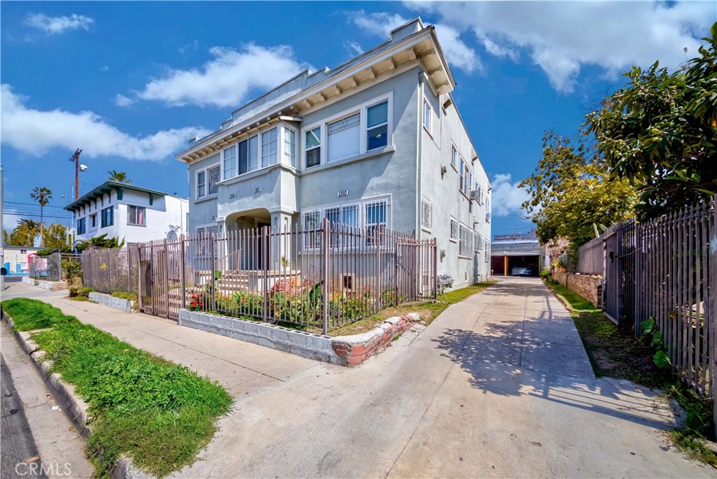 1308 1/2 S Van Ness Avenue