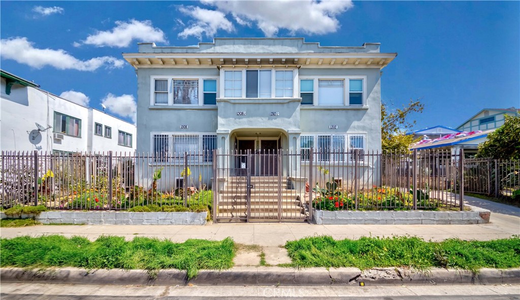 1308 1/2 S Van Ness Avenue