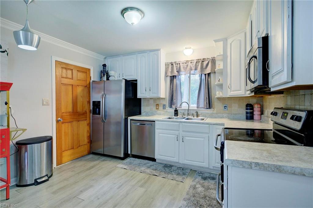 16 Alexander DR