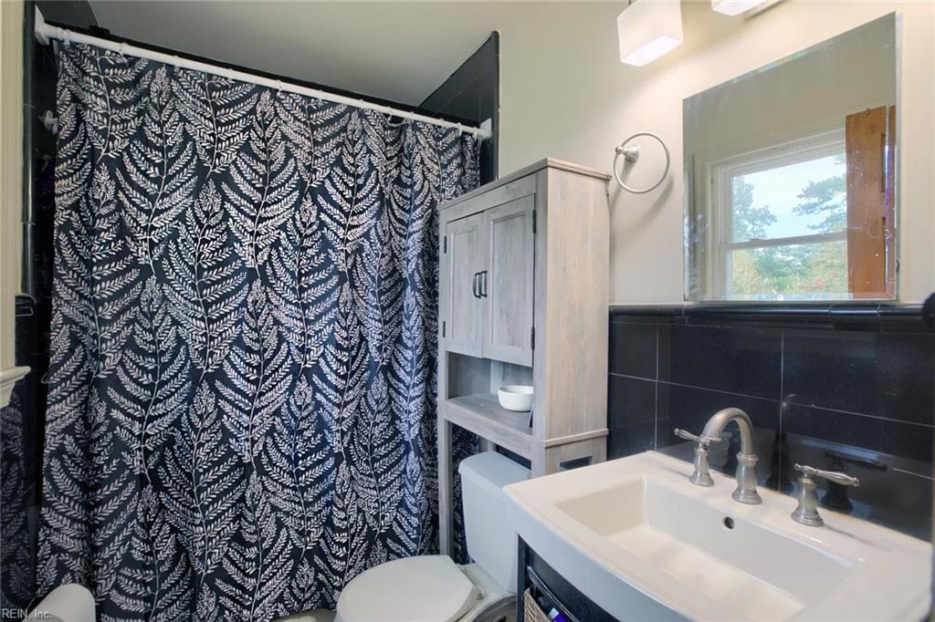 16 Alexander DR