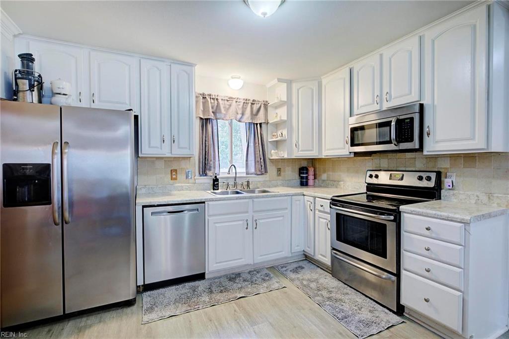 16 Alexander DR