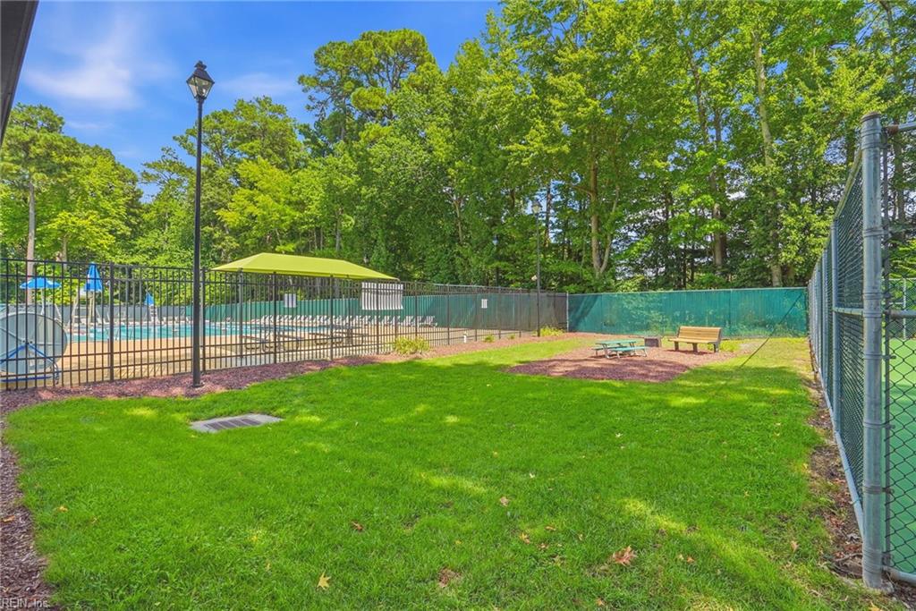 978 Holbrook DR