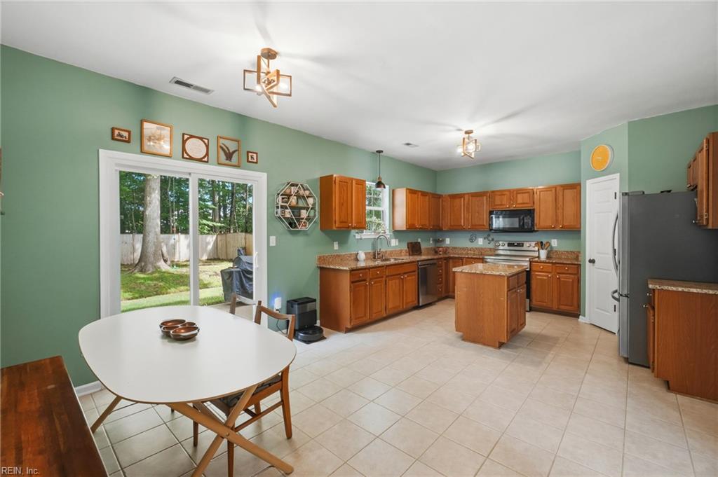 978 Holbrook DR