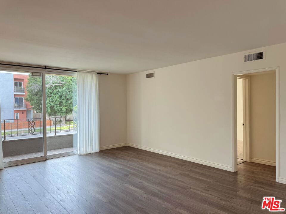 10707 Camarillo Street 117