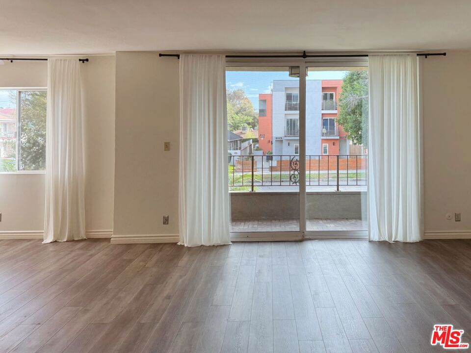 10707 Camarillo Street 117