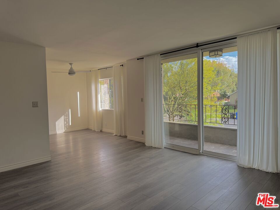 10707 Camarillo Street 117