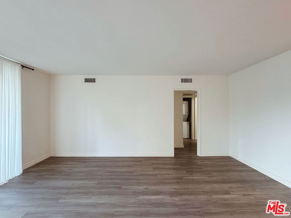 10707 Camarillo Street 117