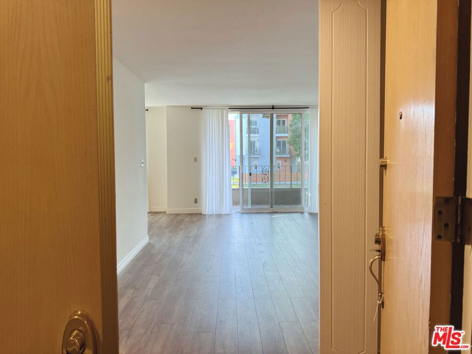 10707 Camarillo Street 117