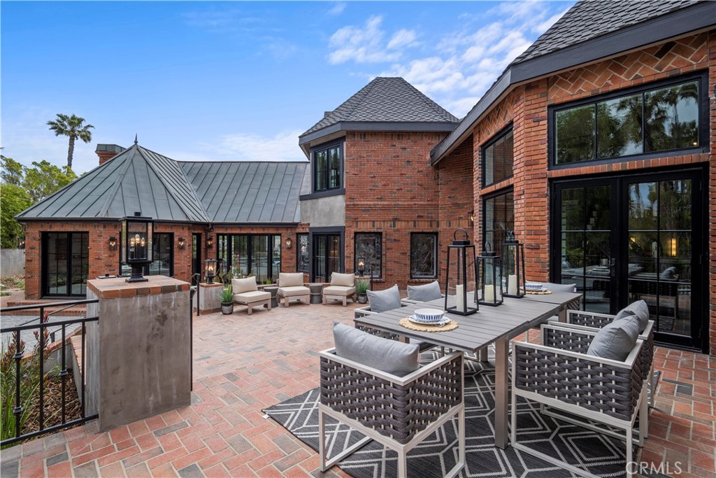 10906 Winnetka Avenue