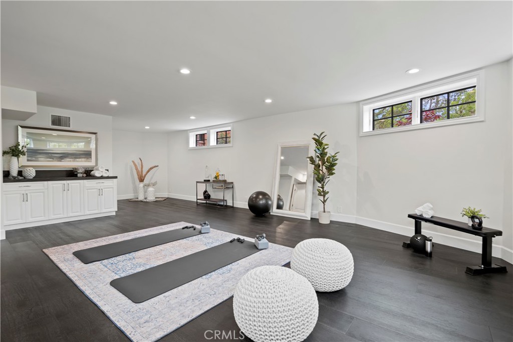 10906 Winnetka Avenue