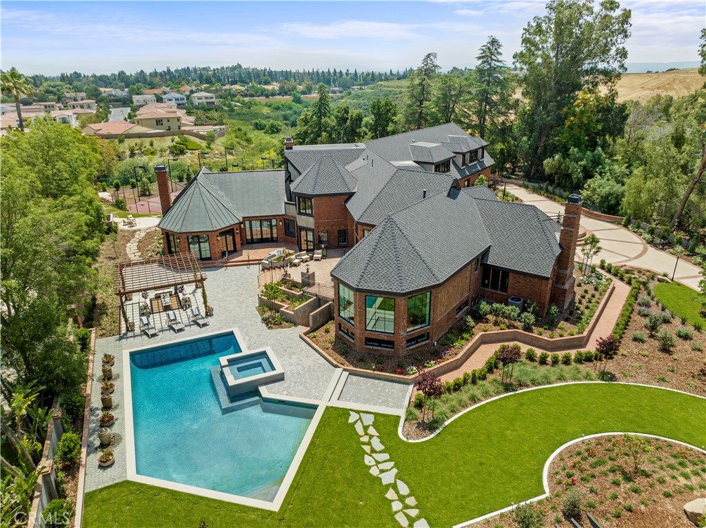 10906 Winnetka Avenue