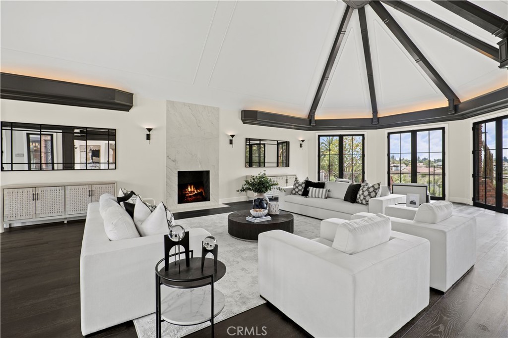 10906 Winnetka Avenue