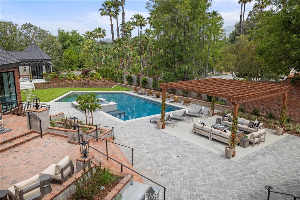 10906 Winnetka Avenue