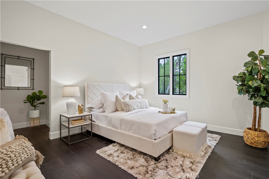 10906 Winnetka Avenue