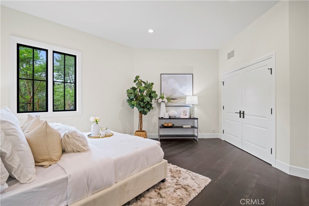 10906 Winnetka Avenue