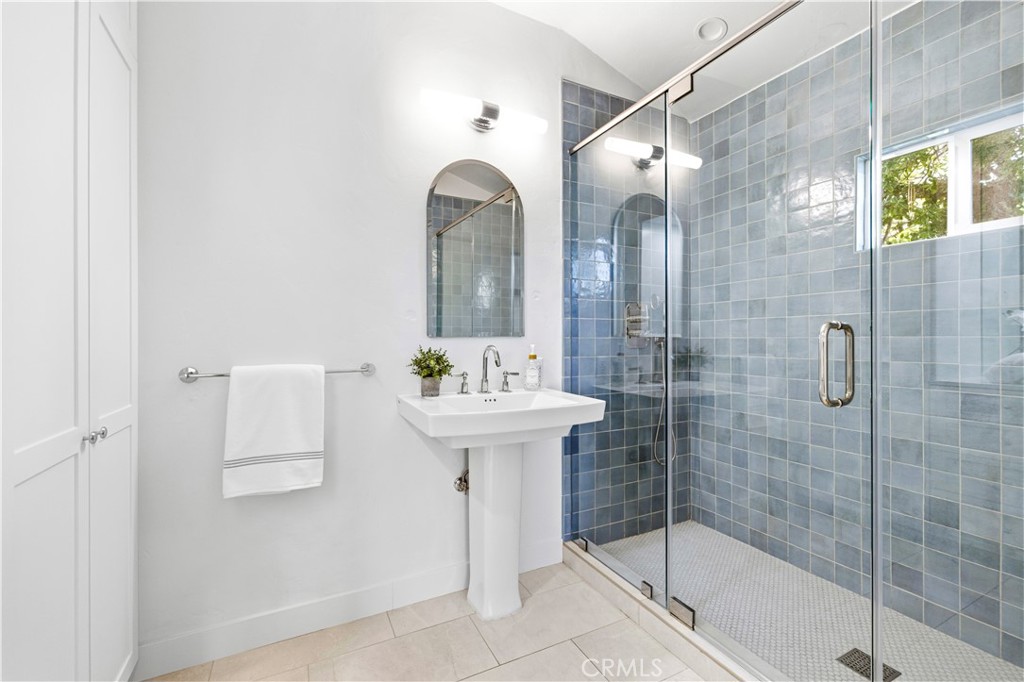 10966 Strathmore 9