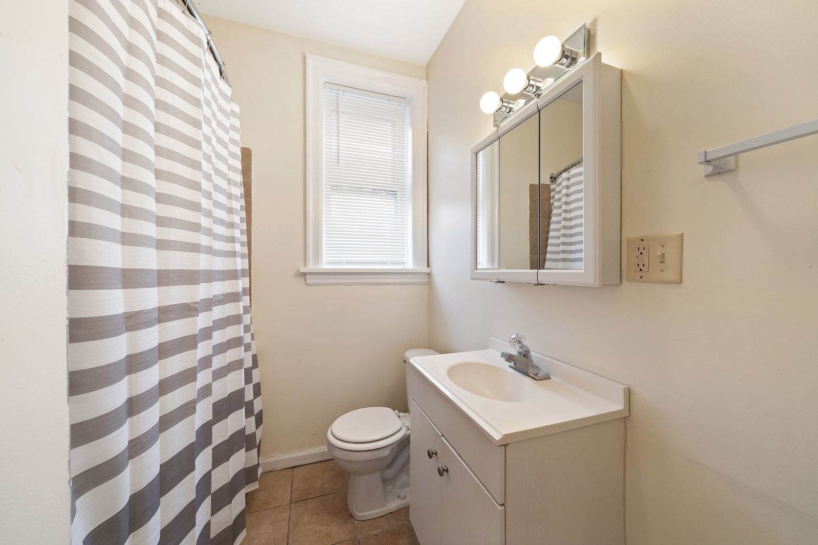 5800 W Adams Street Unit: G