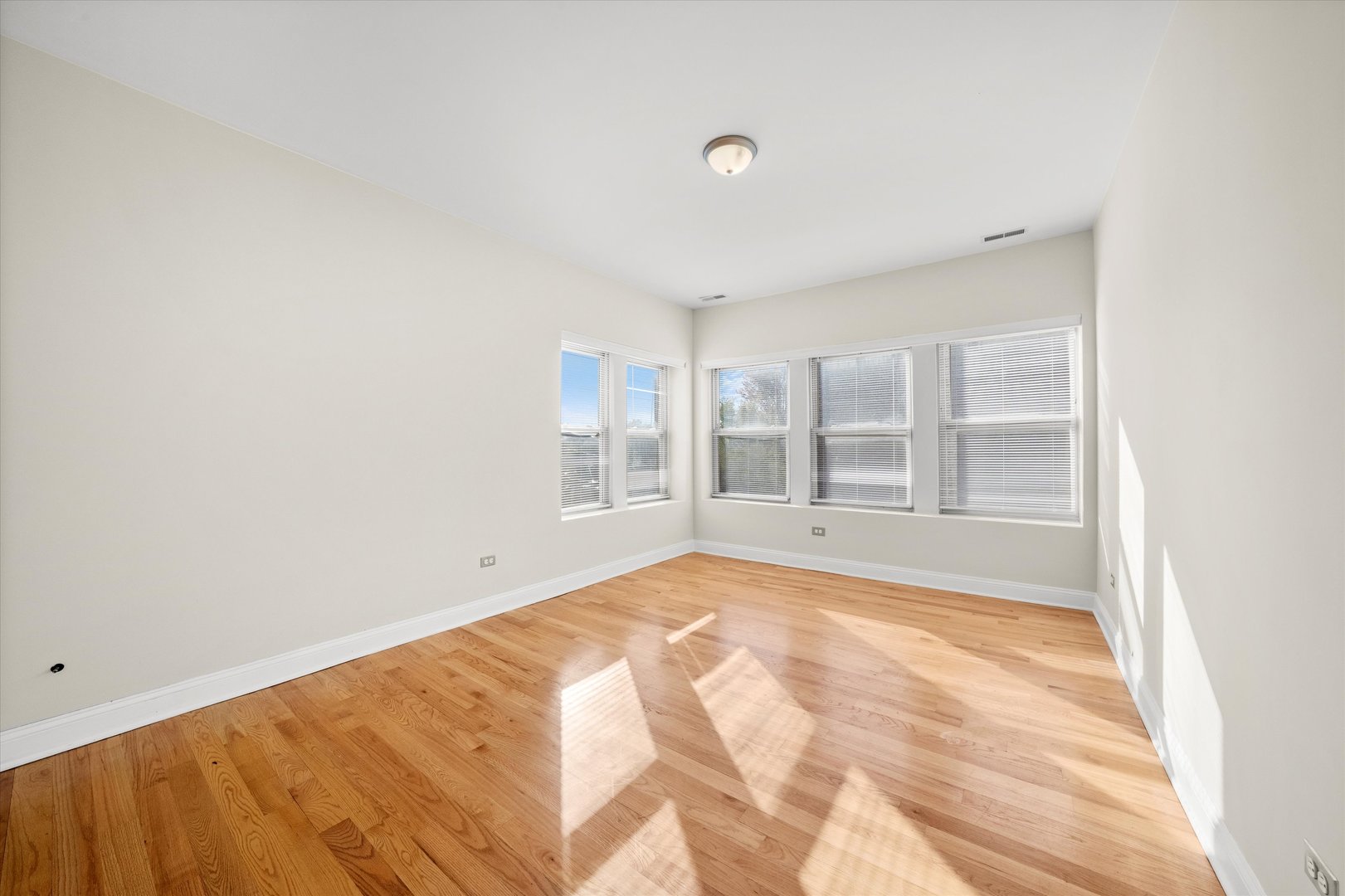 6219 S WOODLAWN Avenue Unit: 2S