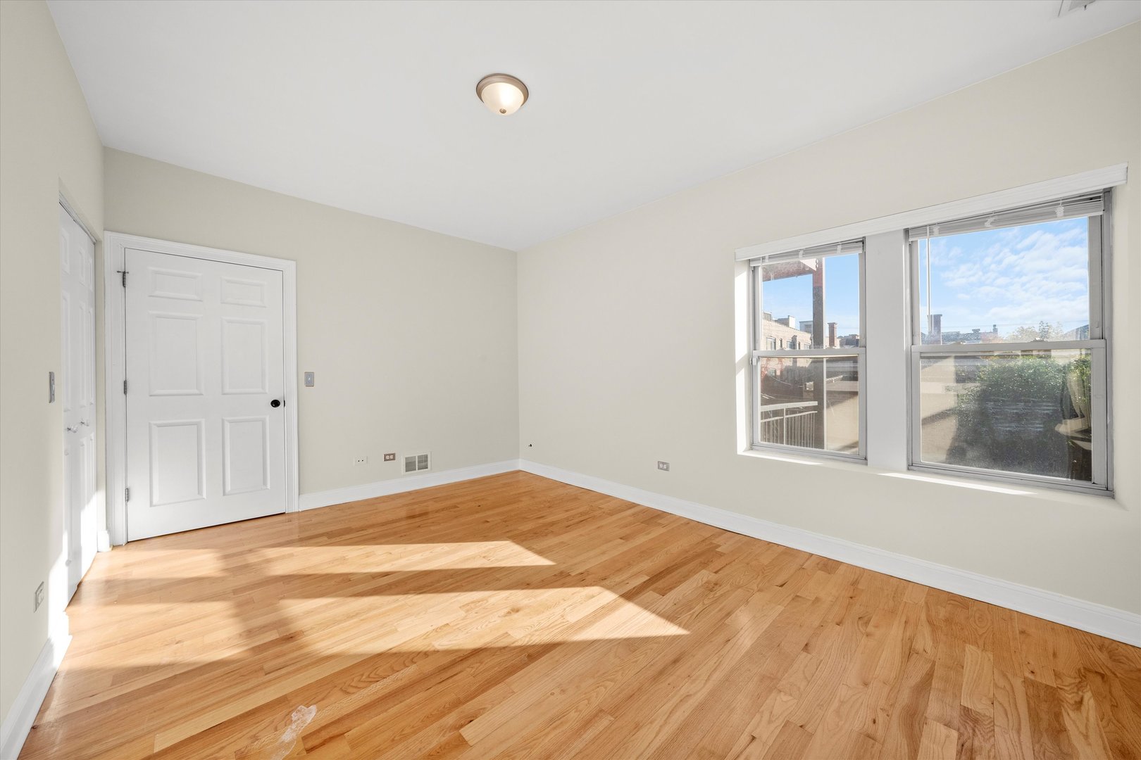 6219 S WOODLAWN Avenue Unit: 2S