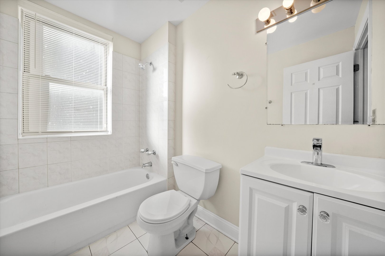 6219 S WOODLAWN Avenue Unit: 2S