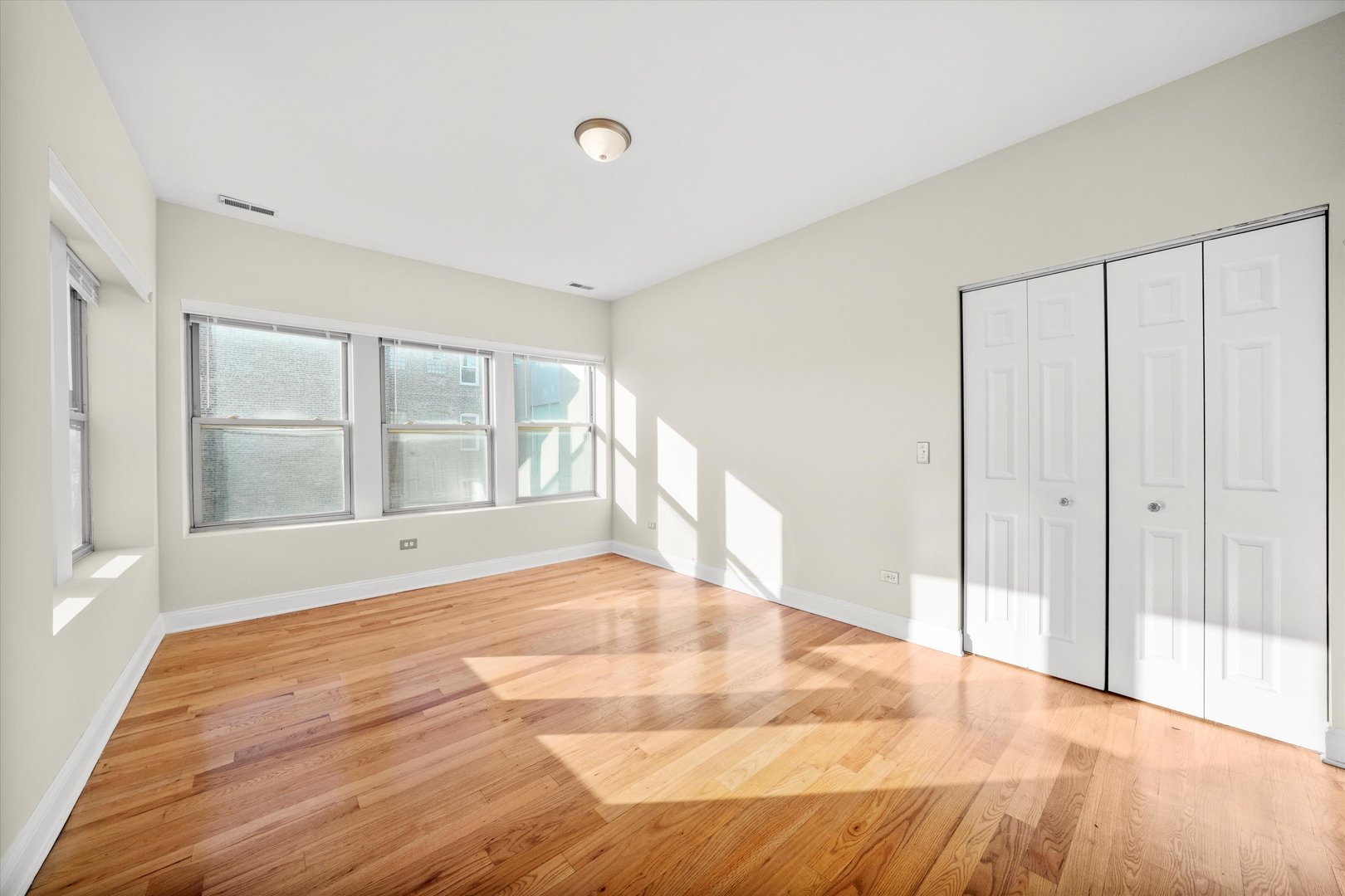 6219 S WOODLAWN Avenue Unit: 2S