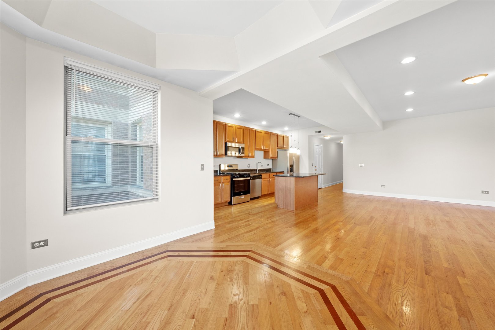 6219 S WOODLAWN Avenue Unit: 2S