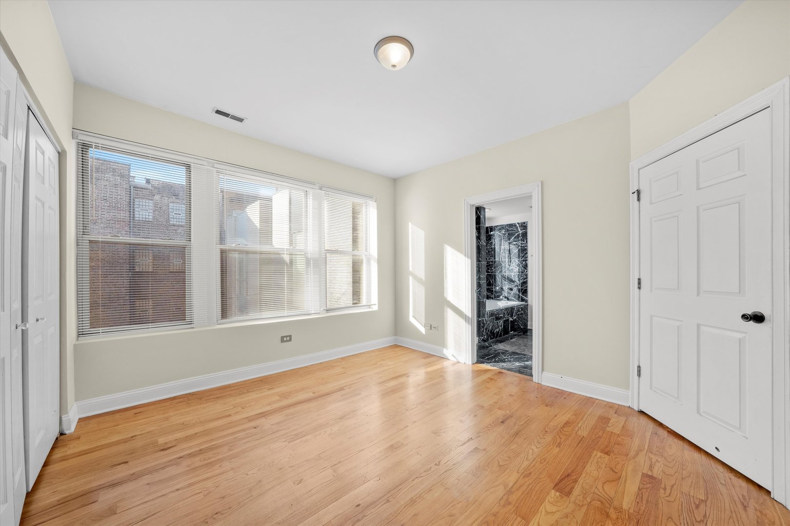 6219 S WOODLAWN Avenue Unit: 2S