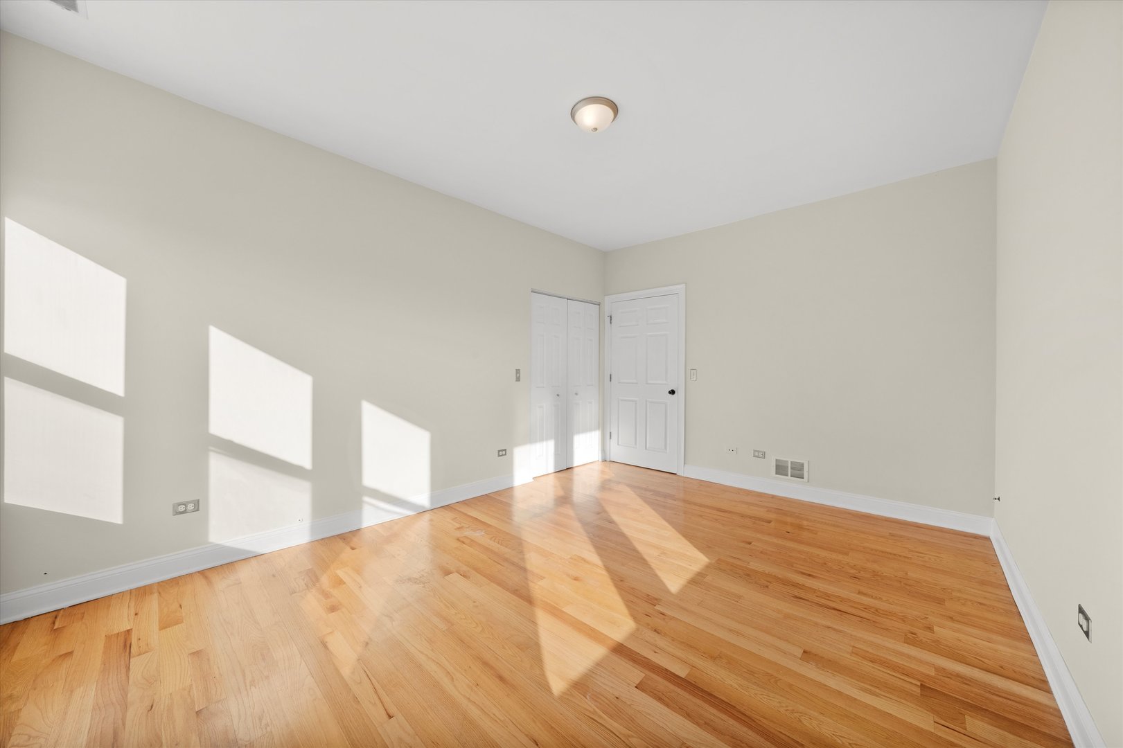 6219 S WOODLAWN Avenue Unit: 2S