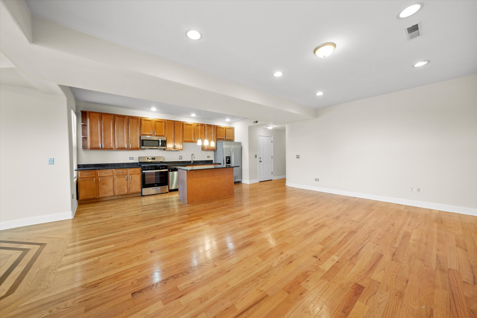 6219 S WOODLAWN Avenue Unit: 2S