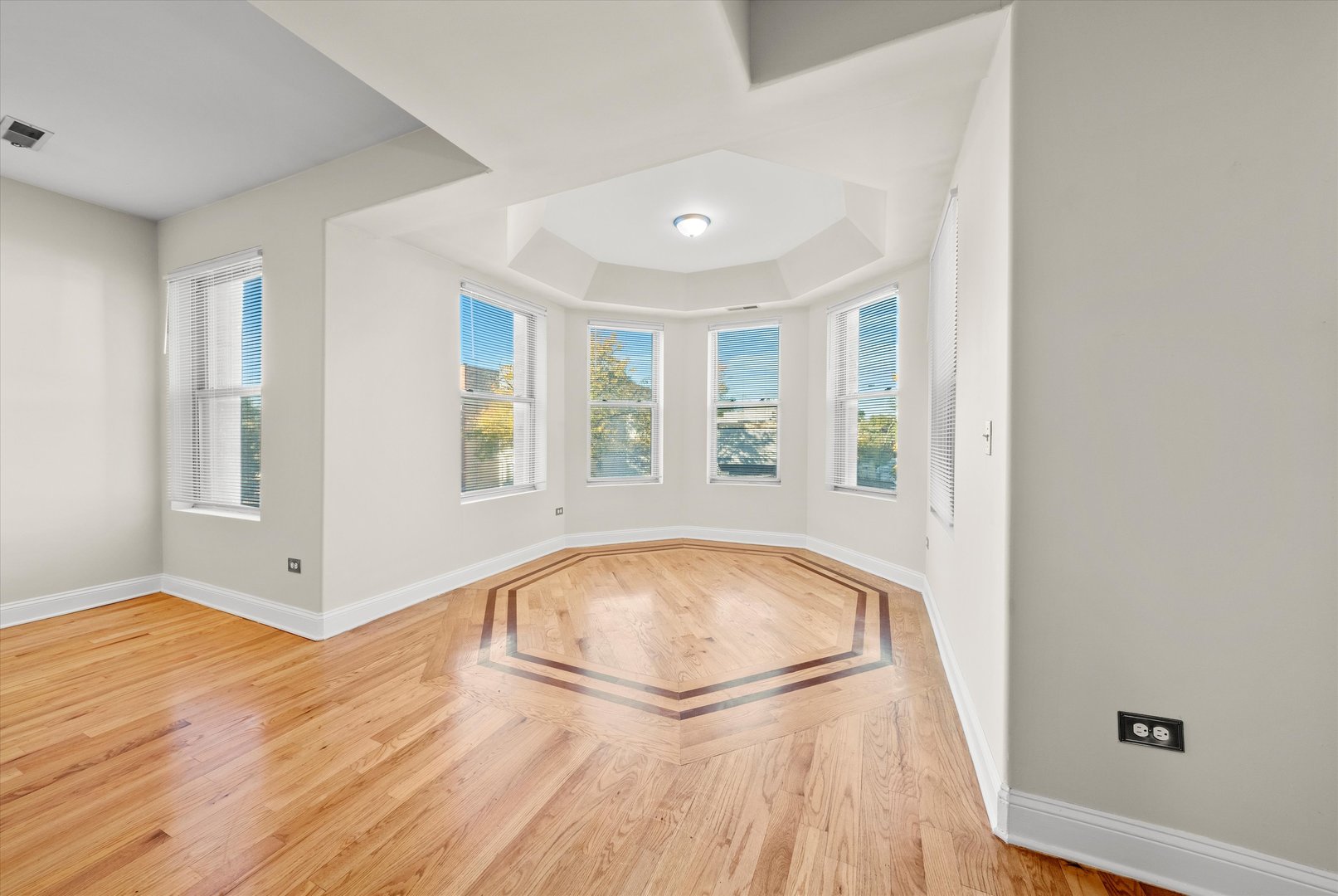 6219 S WOODLAWN Avenue Unit: 2S