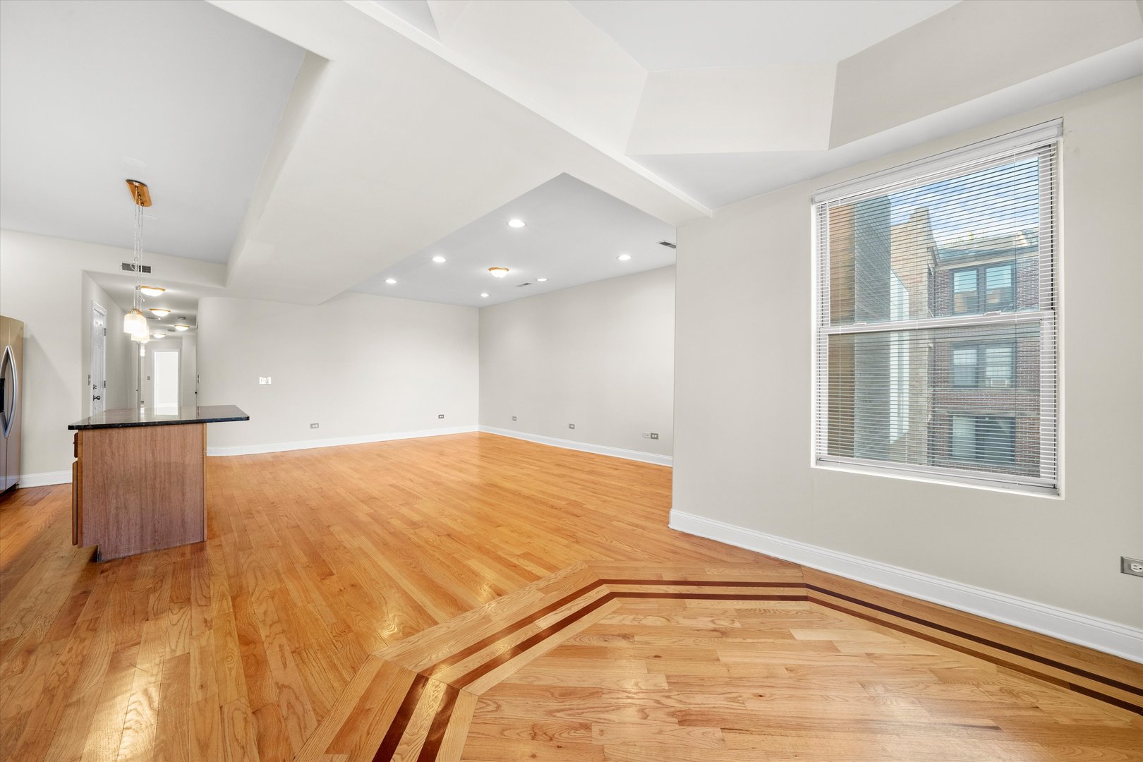 6219 S WOODLAWN Avenue Unit: 2S