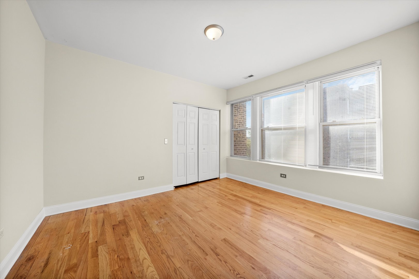 6219 S WOODLAWN Avenue Unit: 2S