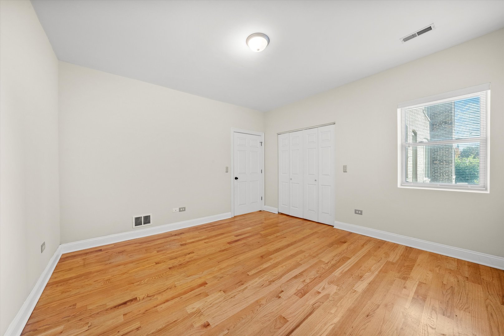 6219 S WOODLAWN Avenue Unit: 2S