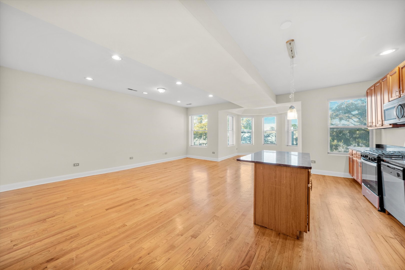 6219 S WOODLAWN Avenue Unit: 2S
