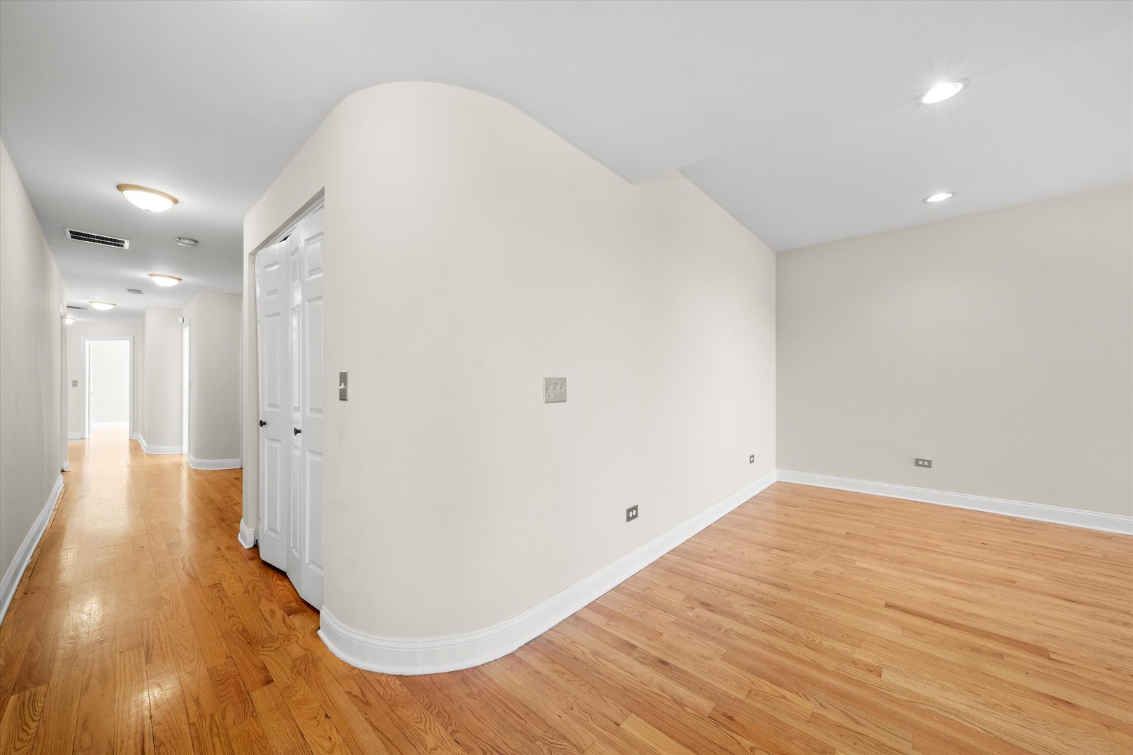 6219 S WOODLAWN Avenue Unit: 2S