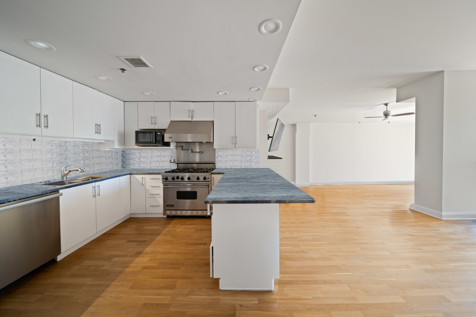 1212 N Wells Street Unit: 1701