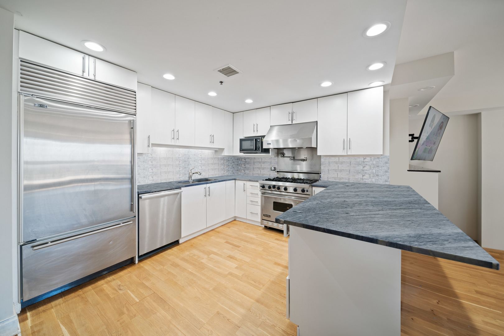 1212 N Wells Street Unit: 1701
