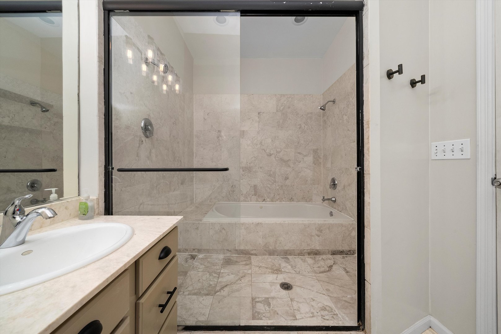 1432 W Erie Street Unit: 3R
