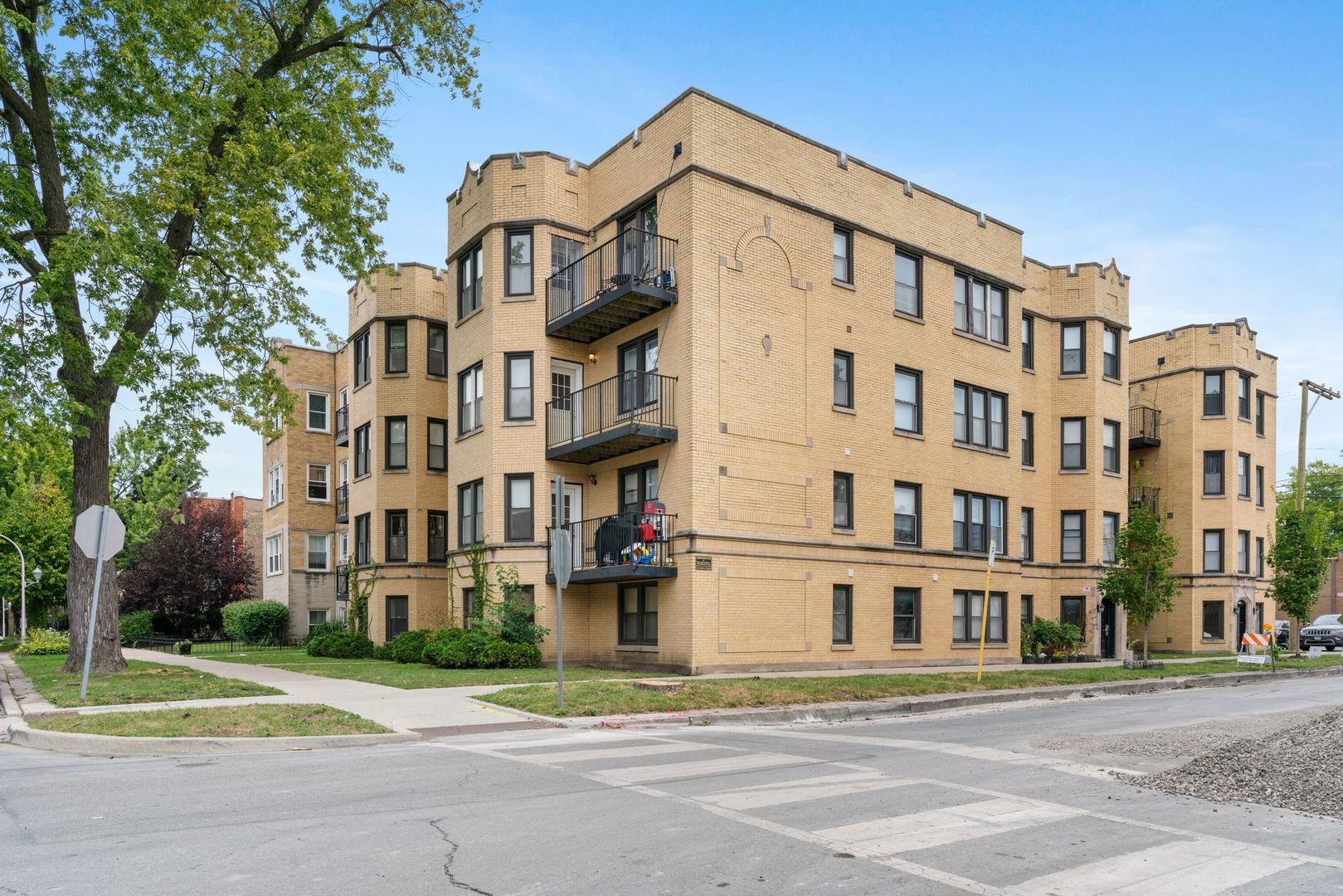 6501 N MOZART Avenue Unit: 3S
