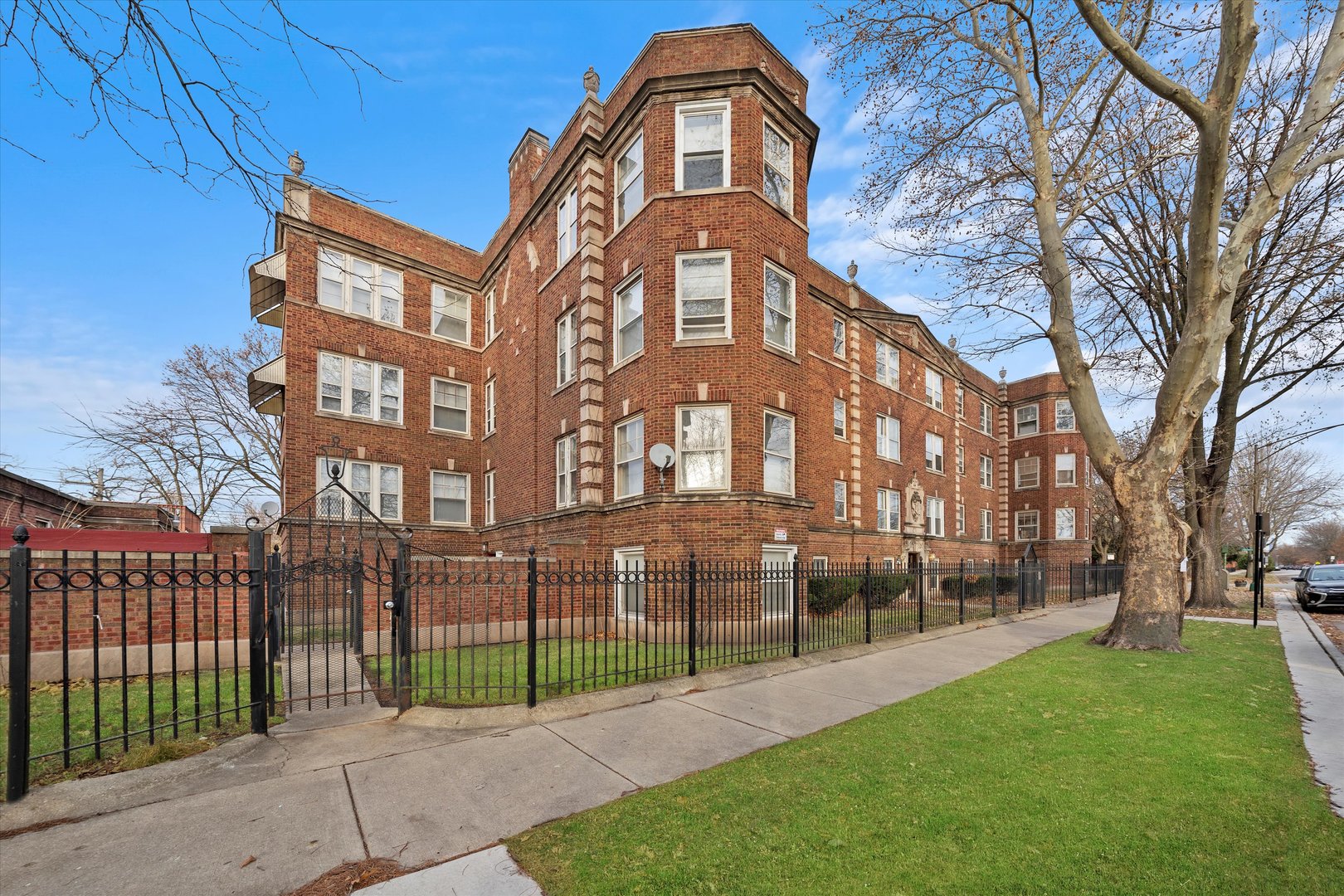 5800 W Adams Street Unit: 2E