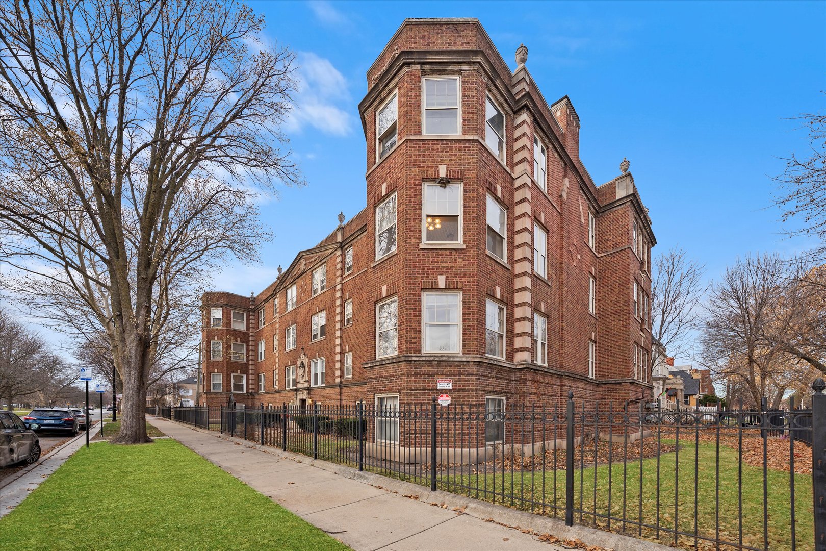 5800 W Adams Street Unit: 2E