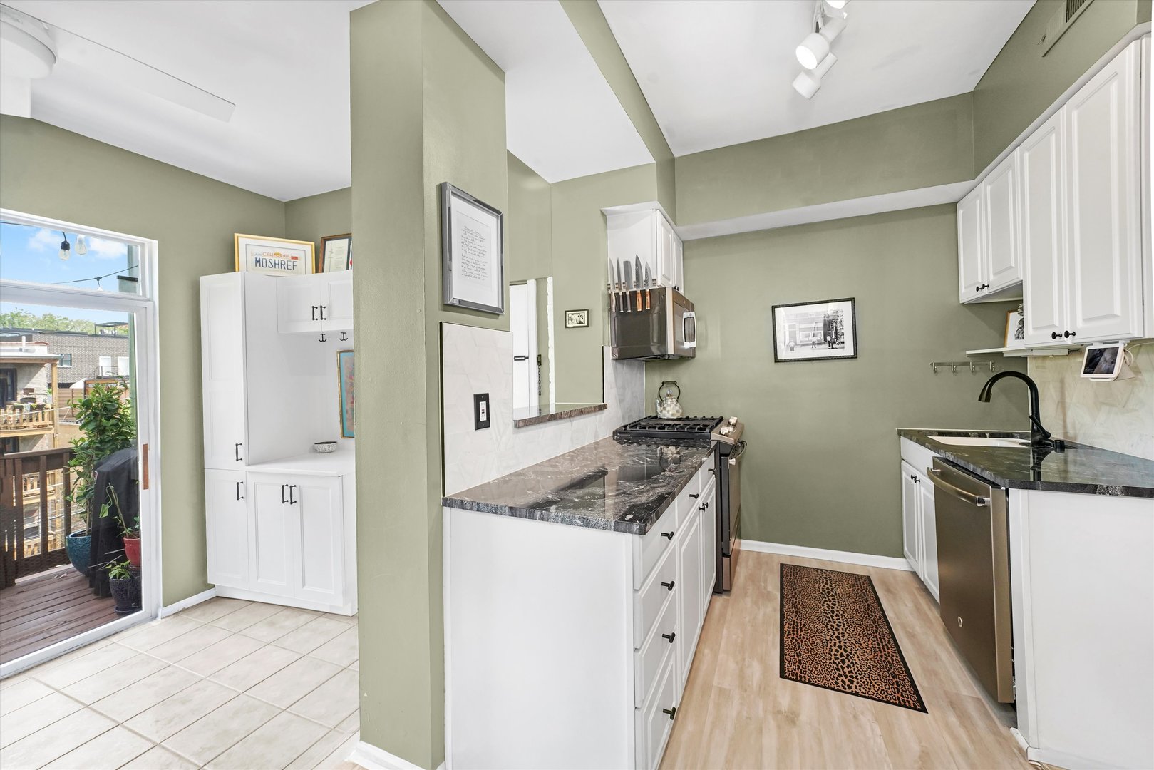 716 W Barry Avenue Unit: 3