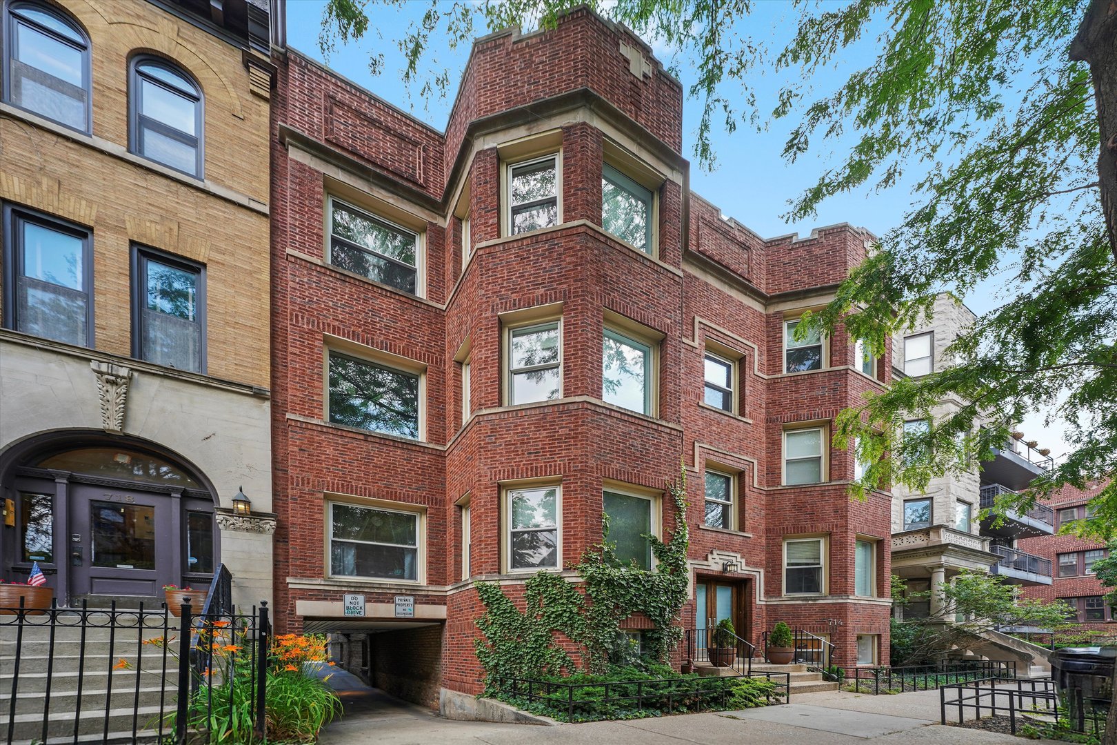 716 W Barry Avenue Unit: 3